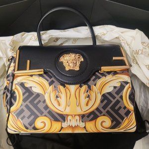 BRAND NEW IN BOX FENDACE LA MEDUSA MEDIUM BAG